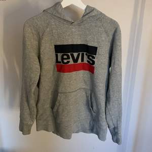 En grå levi’s hoodie. Lite använd men inga skador 
