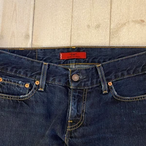 Vintage levis 557 eve - INTRESSEKOLL på dessa otroliga vintage levis 557 i modellen ”EVE square-cut straight” i en så fin mörkblå färg! Midjemått 42cm, innerben 80cm, sitter snyggt oversize på mig som brukar ha 36 och är ca 168! Perfekta nu till sommaren! Skriv för frågor, mått eller fler bilder!💕💕💞