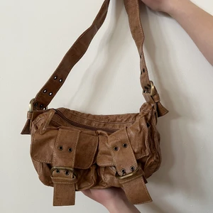 Brun axelväska - Brun axelväska, fint skick, 30x15cm ungefär💚