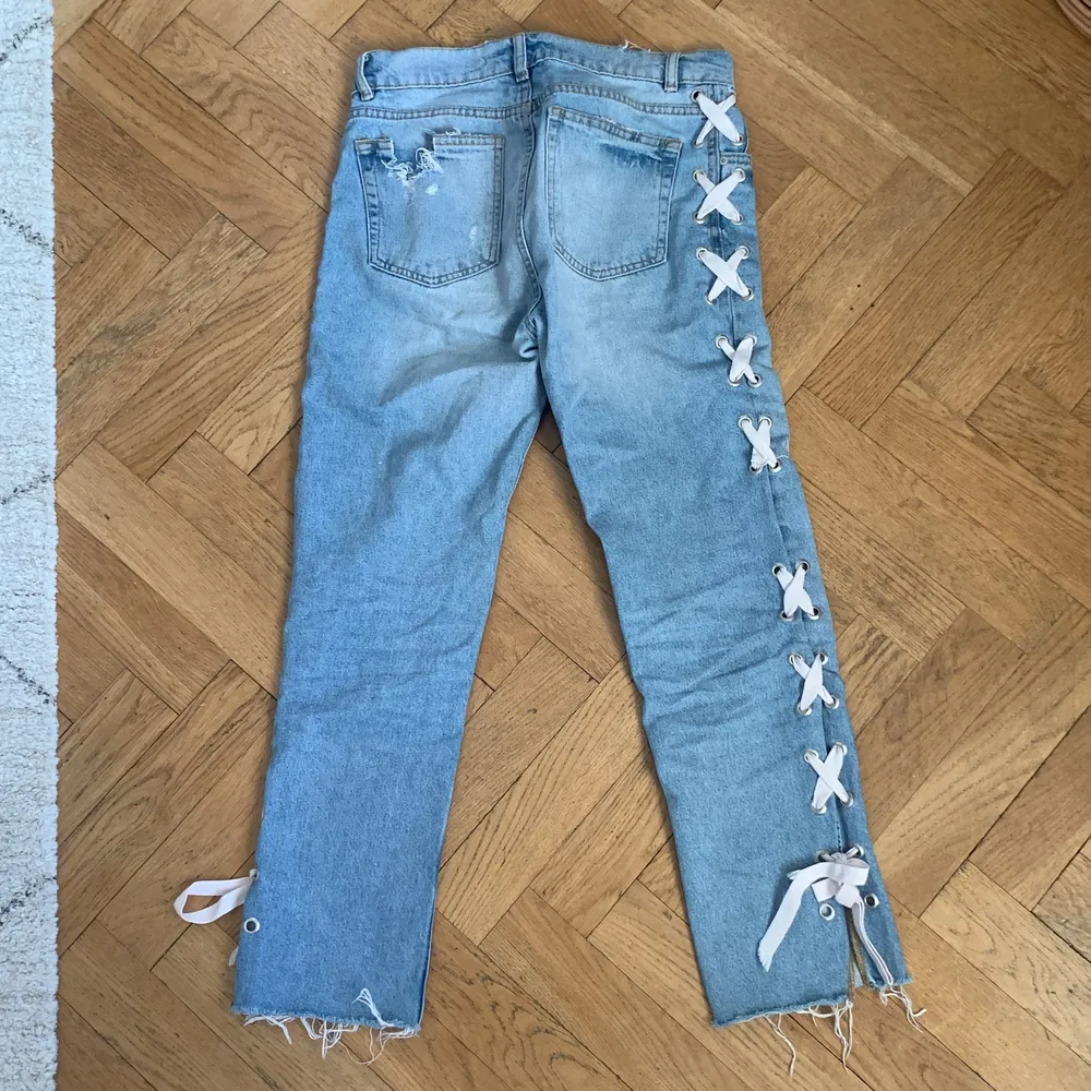 Säljer dessa ursnygga jeans med vita band på sidorna, som tyvärr har blivit för små. Kan skicka men då står köparen för frakten ☺️. Jeans & Byxor.