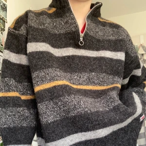 Levis stickad tröja  - Stickad levis tröja med zip-up krage, köpt second hand! Fint skick och sparsamt använd av mig