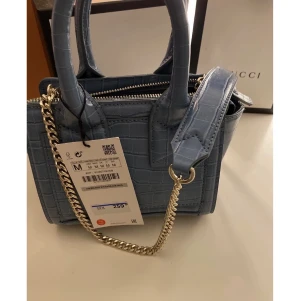 Mini väska - Blå mini väska från zara. Aldrig använd och prislappen är kvar. Pris 100kr