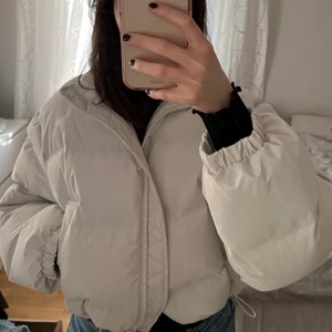 Croppad Pufferjacka - Supersnygg croppad pufferjacka från weekday i naturvit färg! Helt oanvänd i nytt skick❣️Orginalpris är 600 kr. Säljer pga att den ej kommit till användning💗 