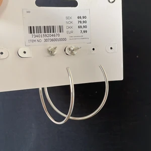 Ring örhängen  - Runda örhängen med ett mellanrum. Nypris 69 men jag säljer för 15