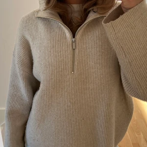 Stickad tröja hm - Fin stickad tröja från hm. Säljer då den tyvärr inte kommer till användning. Nypris 399kr. Storlek L, men passar även en M/S