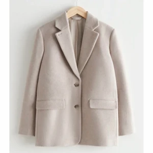 And other stories - Ullkappa från and other stories, i nyskick. Storlek 34. Helt slutsåld nypris 1750kr💛 köpare står för frakt på 66kr