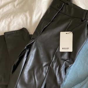 Lackbyxor - Oanvända med lappar kvar, passar mig som har S/M på byxor men är en L igentligen L-L32. Från madlady