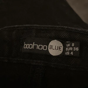Boohoo blue jeans storlek 36 - Använda en gång, icke-stretchigt tyg, sköna och mjuka, många hål, tighta runt höfterna så passar nog bättre för en person med smala höfter eller som är storlek s