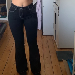 Jätte söta jeans med fjäril! - Söta jeans från Shein med fjärilstryck på bak fickorna,  i storlek XS. Säljer pga dem sitter lite för tight för min smak och ska beställa byxorna i en storlek större framöver. 