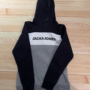 Helt ny Jack&Jones! stl 176/16y - Helt ny hoodie säljes. Aldrig använd och endast provad en gång då det blivit ett felköp. Mörkblå/grå. Passar både killar och tjejer. Alla lappar kvar. 