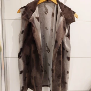 Djurmönstrad väst - Lite tjockare väst i gosigt material! Står ingen storlek men skulle uppskatta den till m/l. Djur finns I hemmet.