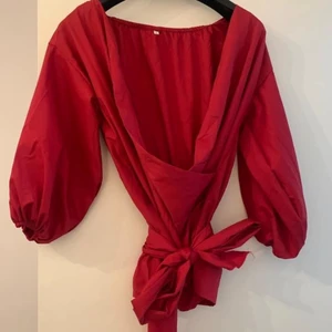 Dröm blus  - En röd drömblus storlek medium, fint skick. Köparen står för frakten 