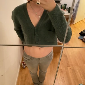 Zara kofta - Så söt kofta från zara💚 Kommer till mycket användning! Köpte förra hösten för 400kr, säljs inte längre💓 Säljer för 150