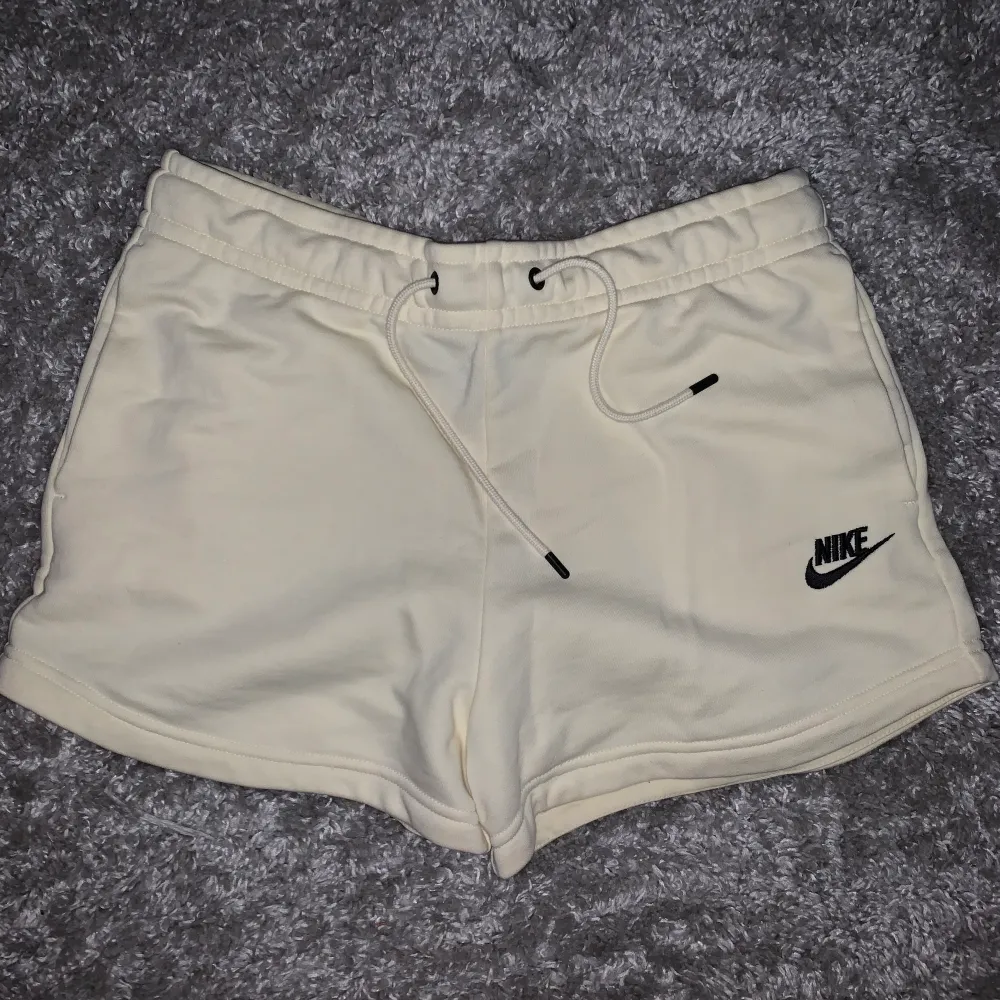 säljer dessa supersnygga mjukisshorts från nike i färgen coconut milk (mot det vita/gula hållet) 😇 lagom korta, korta men inte så att man visar baksidan haha 😛 jättefint skick, endast använda fåtal gånger 👍🏼 . Shorts.