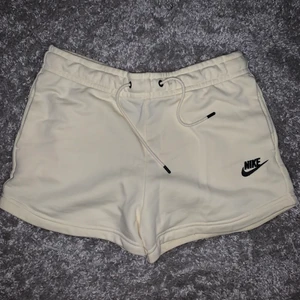 Nike Shorts - säljer dessa supersnygga mjukisshorts från nike i färgen coconut milk (mot det vita/gula hållet) 😇 lagom korta, korta men inte så att man visar baksidan haha 😛 jättefint skick, endast använda fåtal gånger 👍🏼 