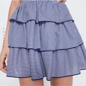 INTRESSEKOLL på denna snygga snygga kjol! Den är i storlek M men passsr absolut en S❤️❤️❤️skriv privat för mer bilder och buda gärna!!! Den går inte att köpa längre så passa på att buda❤️