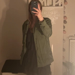 Vårjacka - As snygg jacka som passar perfekt nu till våren! Aldrig använt den då den är lite för stor för mig, storlek 36 men passar också 38!   Kan skcika fler bilder 💕