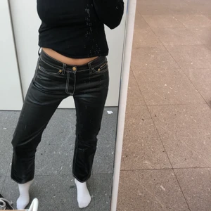 Eytys byxor  - Säljar mina eytys byxor pga att de blivit för små! Storlek 27/32, är för korta för mig som är 170cm. 