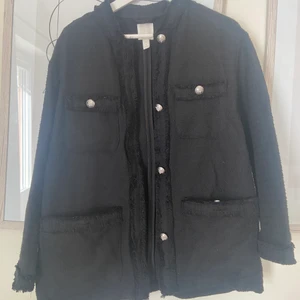 Vårjacka H&M - Jacka från H&M inköpt förra året. Säljs då den inte kommer till användning längre. Nypris 349. Köparen står för ev frakt. ❤️‍🔥storlek S men passar även M.