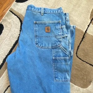 vintage carhartt carpenters - riktigt snygga vintage carpenter jeans från carhartt som är ganska annda men riktigt snygga öndå. funkar ej priset lägg ett bud eller ge ett byte. finns ingen storlekslapp men funkar på dom som gillar lite större byxor