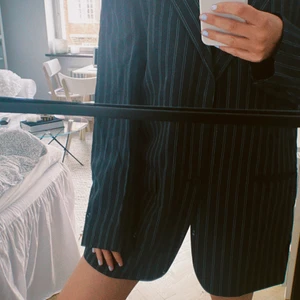 Randig oversized kavaj  - Säljer nu denna superfina stora kavaj som har smala ränder i mönstret, perfekt att styla som en kavajklänning