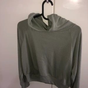 Grön kroppad hoddie - Säljer min gröna kroppad hoodie fårn bikbok, tunn och mjuk, knappt använd, storlek xs🥰