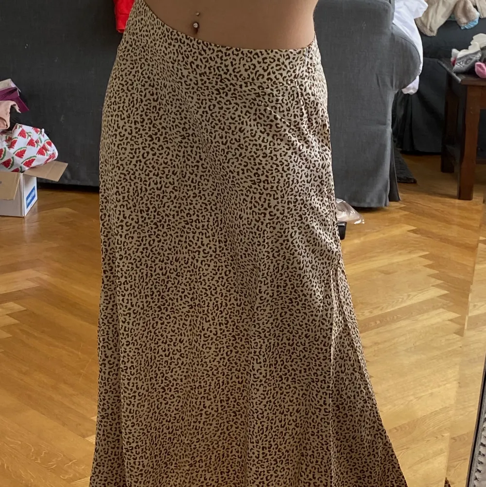 fin leopardmönstrad kjol från Shein, endast använd en gång i storlek S! Kjolen går nästan till hälarna på mig som är 155cm. Kjolar.