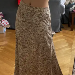 fin leopardmönstrad kjol från Shein, endast använd en gång i storlek S! Kjolen går nästan till hälarna på mig som är 155cm