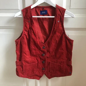 Väst - Super söt röd Manchester väst bra skick