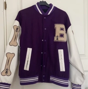 Varsity jacka  - Säljer denna trendiga och super coola lila Varsity jackan åt en vän för att den inte kommer till någon användning längre 💓 Perfekt nu till våren och till sommaren 💗 Tidigare köpt för 900kr exklusive frakt, buda gärna från 400kr och köparen står för frakten💘💞