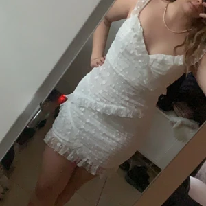 Student klänning  - Helt ny klänning, säljer då jag beställt flera och hittat en annan. Totala kostnaden med tull frakt och klänningen blev 960+300+380. Säljer för 1250, billigare vid snabb affär .