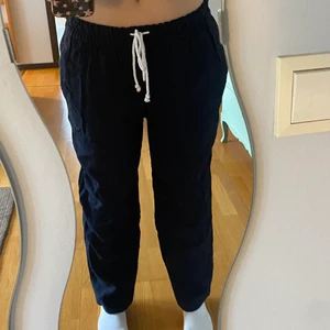Mörkblå Linnebyxor  - Endast testade mörkblå linnebyxor från hm. Säljer då de är lite korta för mig. Ord pris är 299kr köpare står för frakten🥰