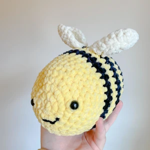 Virkad humla🐝 Så mjuk och söt😍 - En virkad humla i det absoluta mysgarnet! Detta garn är såååå mjukt och mysigt, det är liksom lite luddigt och mjukt💛 Humlan är ganska poppis på bland annat tiktok🥰 Den är så söt och den får komplimanger av precis alla som har sett den😂 Jag virkar dem på beställning så det tar vanligtvis 3-4 dagar innan jag kan skicka dem (om jag har rätt garn hemma)💗 Har även så att jag kan göra andra färgkombinationer, så skicka ett meddelande om du är intresserad🥰