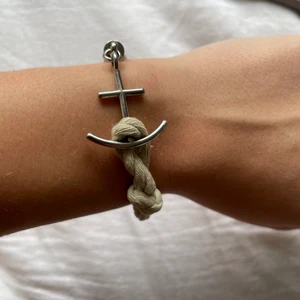 Edblad armband - Jättefint armband från Edblad i nyskick som inte säljs längre. Passar perfekt nu till vår och sommar. Säljer då den tyvärr inte kommer till användning. Dustbag ingår☺️