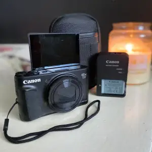 Säljer nu min Canon PowerShot SX740 HS. Väldigt smidig och enkel kamera att ha med sig för att fånga fina ögonblick men kommer tyvärr inte till användning hemma hos mig📸. Kamera + väska + batteri + batteriladdare + laddarsladd + minneskort medföljer i priset!💫 