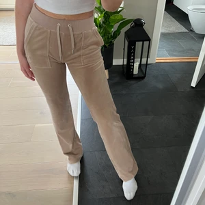 Juicy couture byxor - nästan helt oanvända, sitter perfekt och jättefin färg