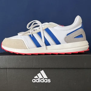 adidas RETRORUNNER - Säljer ett par adidas RETRORUNNER köpta för 400 dem är helt i ny skick användna en gång och då lyckades det få lite fläckar går säkert bort i tvätten se dem på bild 3 säljer dem för att det inte passade 251 kan gå ner i pris vid en snabb affär.