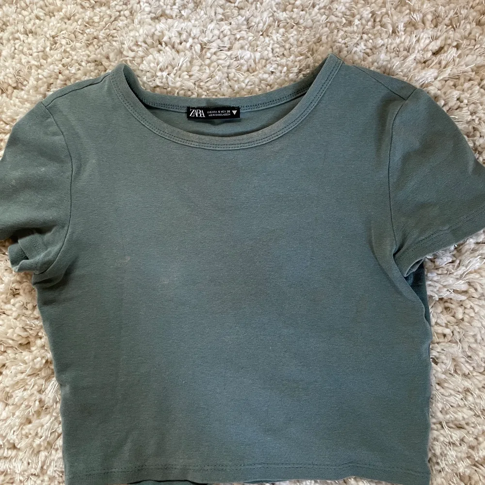 Säljer denna sköna cropad me tröjan från zara som är grön/blå. Den är i nyskick och är knappt använd. Den är i storlek xs men passar även s beroende på hur man vill att den ska sitta. Priset är 50kr. . Toppar.