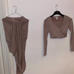 2 delad outfit nude - Mycket fin 2 delad outfit . Använd ca 2 gånger. Mycket bra skick. Köparen står för frakt.