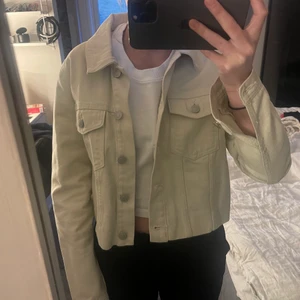 Jeansjacka - Väldigt snygg beige jeansjacka från Vero Moda i strl S. Sparsamt använd och ser ut som ny🥰Nypris 400kr säljer för 250kr. Kolla gärna in mina andra annonser