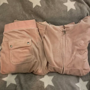 JUICY SET - INTRESSEKOLL på mitt fina juicy sett som är slutsålt överallt, säljer endast vid bra bud. Båda är i storlek S och säljer dem endast separat vid bra bud, annars tillsammans💖 Bra skick och inga defekter förutom att metall detaljerna på byxorna har lossnat (bild 2). Frakt ingår ej💗