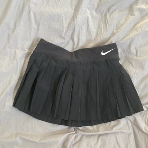 Padel/tennis kjol - Säljer denna fina Nike kjolen som kan användas till golf, tennis och även padel🖤 Den är i storleken 10-12 år men jag skulle kunna säga att den passar XS och även en lite mindre S, säljer då den är för kort för mig men perfekt i midjan på mig som har vanligtvis S