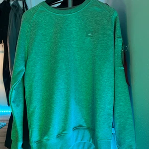 Alpha industries storlek M Grå - Jag har bara användt den här tröja typ 3-4 gånger.tröttnat på den och behöver pengar för nya kläder den har inga flekar och den är som nya.