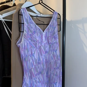 Lila klänning från Paris - Jag köpte den här på en secondhand butik i Paris i höstas:) Den är i väldigt tunt material och passar perfekt till sommaren💜💜 Skulle säga att den är i storlek S/M