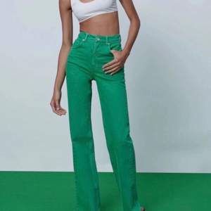 Säljer dessa skitsnygga gröna jeans från Zara då jag inte använder dom längre 😍 Endast använda 5 gånger!!! Kan skickas med post för 66kr ❤️‍🔥