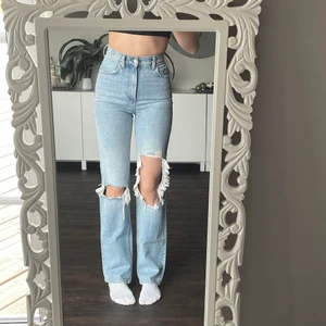 Trendiga jeans  - Säljer mina favorit jeans som tyvärr har börjat sitta lite tight. Passformen är superfin och dom är i ett bra skick. Passar mig i längden som är 172cm. Nypris 600kr