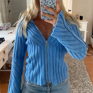 Kofta - Blå stickad kofta med 2 dragskjedjor 