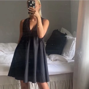 Supersöt svart klänning  - Sjukt fin klänning, slutsåld från ASOS! Stl. 34. Köparen står för frakten!💕 