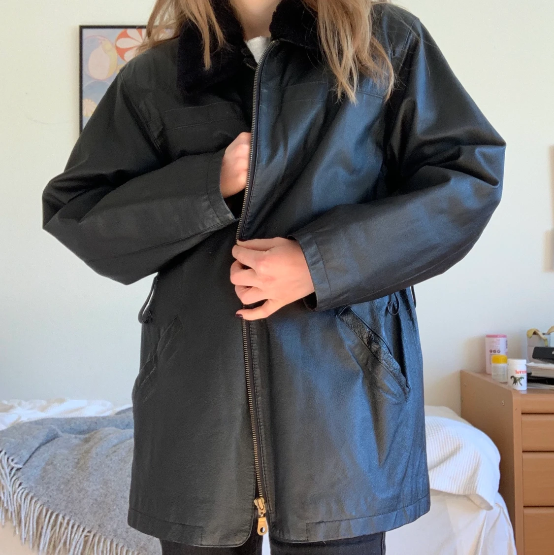 Svart skinnjacka med pälskrage - 90