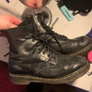 Nice docs  - Dr. Martens, slitna i skinnet, sulan i behövs bytas ut. Kan skicka fler bilder
